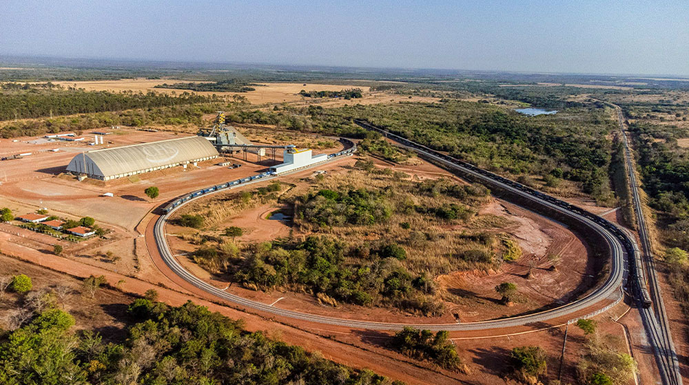 Grain facility beside a railway loop