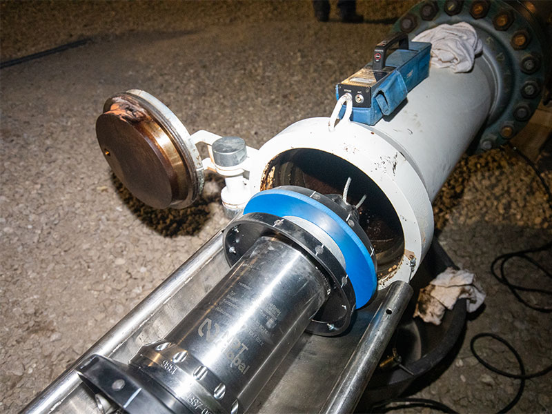 Once a line’s valves have been opened by the control room, the team’s station operator opens a trap where the PIG is placed to begin its trip through the line.